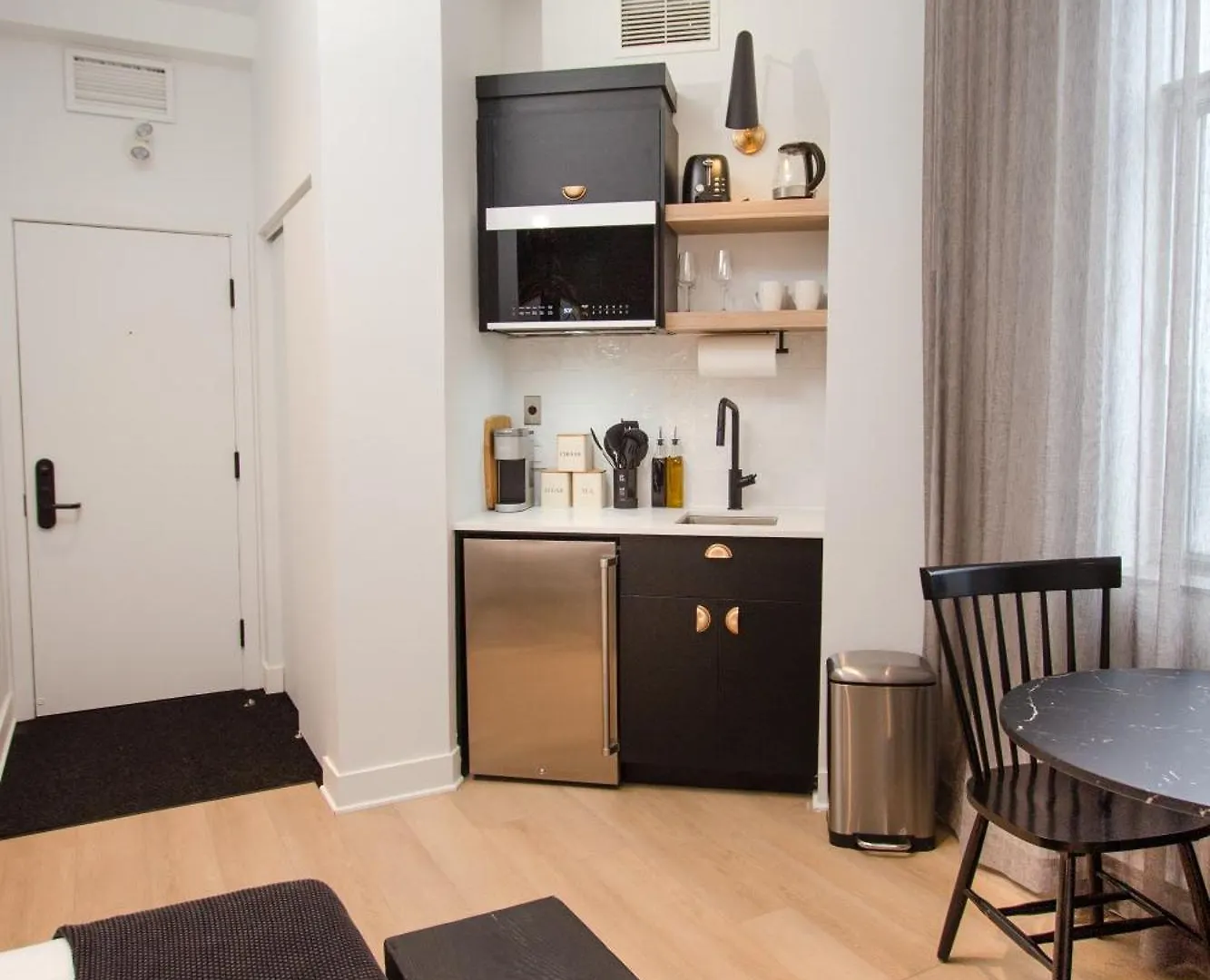 Studio #15 - Self Check-In - Plateau - St-Denis Montreal Canada