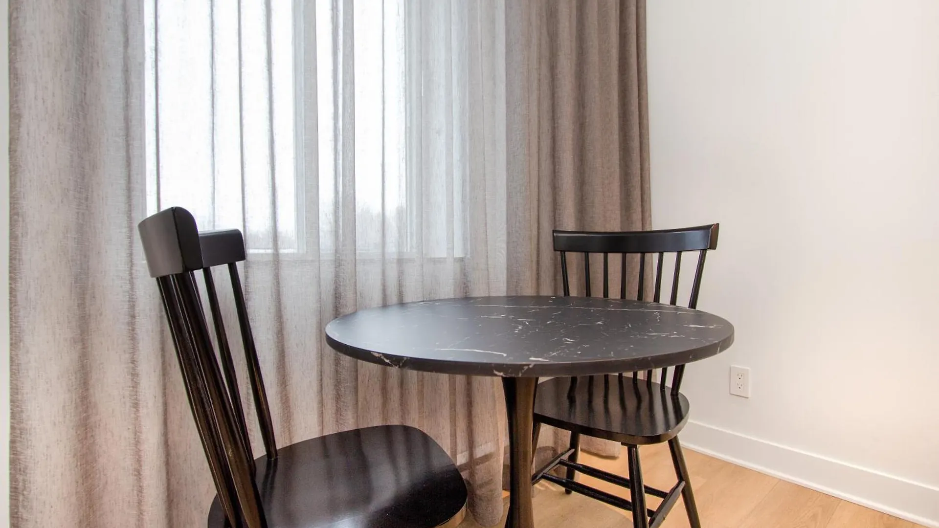 Apartment Studio #15 - Self Check-In - Plateau - St-Denis Montreal Canada